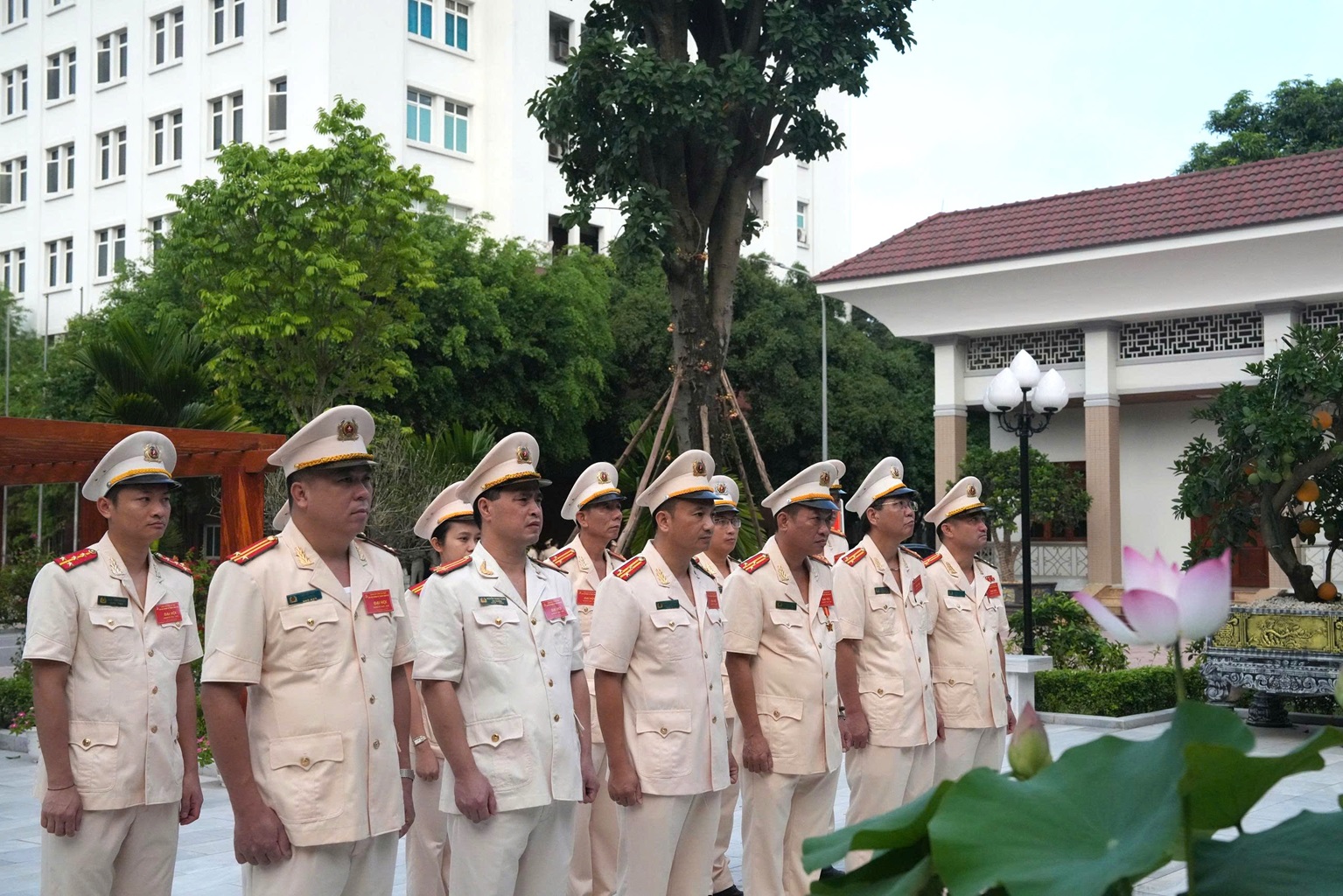 rước khi diễn ra Đại hội, Lãnh đạo và đảng viên, cán bộ, Chi bộ Phòng Kỹ thuật hình sự đã dâng hoa, dâng hương tưởng niệm Chủ tịch Hồ Chí Minh, Đại tướng Võ Nguyên Giáp, Bộ trưởng Trần Quốc Hoàn và các Anh hùng liệt sĩ tại Nhà tưởng niệm trong khuôn viên Công an tỉnh Nghệ An