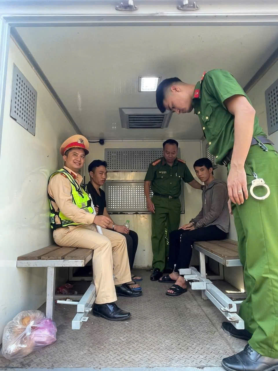 CSGT Nghệ An bàn giao 02 đối tượng cho Cục Cảnh sát quản lý trại giam, cơ sở giáo dục bắt buộc, trường giáo dưỡng