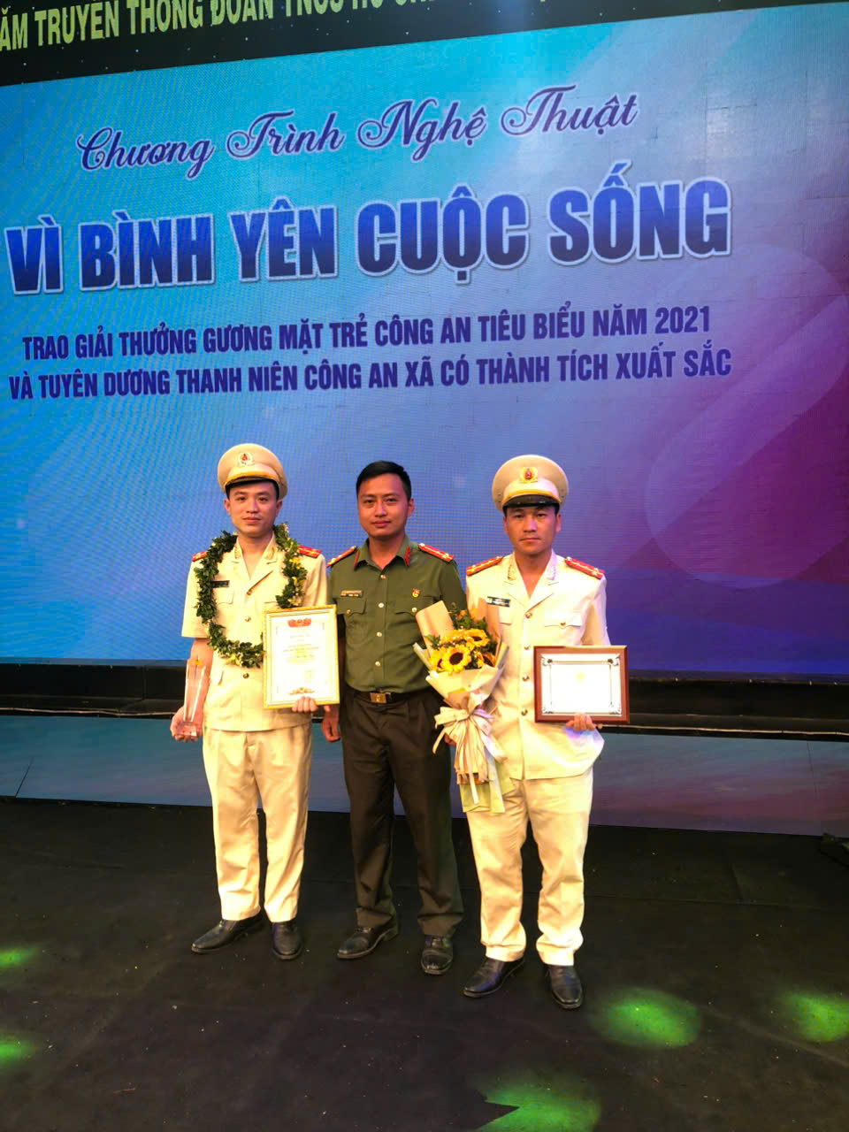 Thiếu tá Bùi Văn Thái (ngoài cùng bên trái) một trong những gương mặt trẻ Công an tiêu biểu năm 2021 