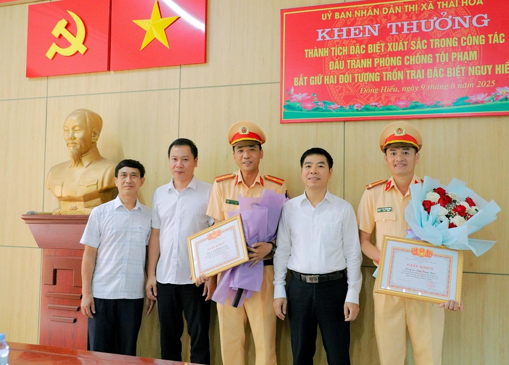 02 tập thể, 02 cá nhân được Chủ tịch UBND thị xã Thái Hòa khen thưởng