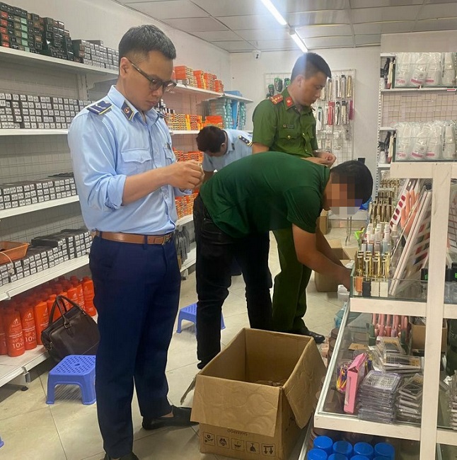 Lực lượng chức năng kiểm tra số hàng thu giữ