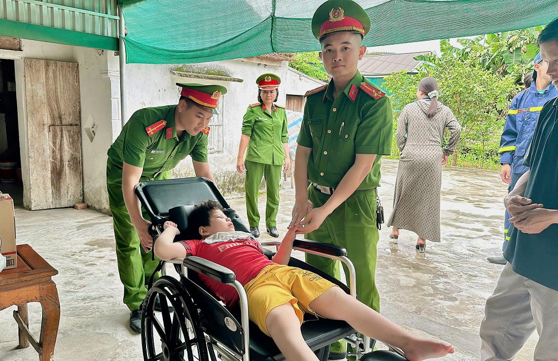 Gia đình cháu Hồ Như Quỳnh (sinh năm 2017) bị bại não, ông bà già yếu, bố là trụ cột duy nhất