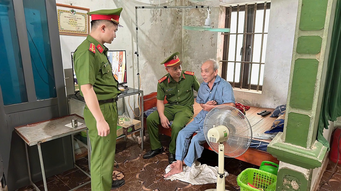 Gia đình ông Bùi Văn Lâm (sinh năm 1948) gặp khó khăn khi ông bị liệt nửa người và sống cùng con trai cũng hay đau ốm