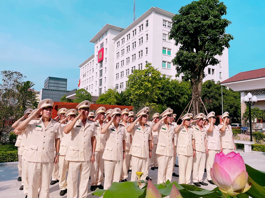 Trước khi diễn ra Đại hội, Lãnh đạo và cán bộ, đảng viên Đảng bộ phòng Cảnh sát kinh tế đã tổ chức dâng hoa, dâng hương tưởng niệm Chủ tịch Hồ Chí Minh, đồng chí Đại tướng Võ Nguyên Giáp, đồng chí Bộ trưởng Trần Quốc Hoàn và các Anh hùng liệt sĩ tại Nhà tưởng niệm trong khuôn viên Công an tỉnh Nghệ An