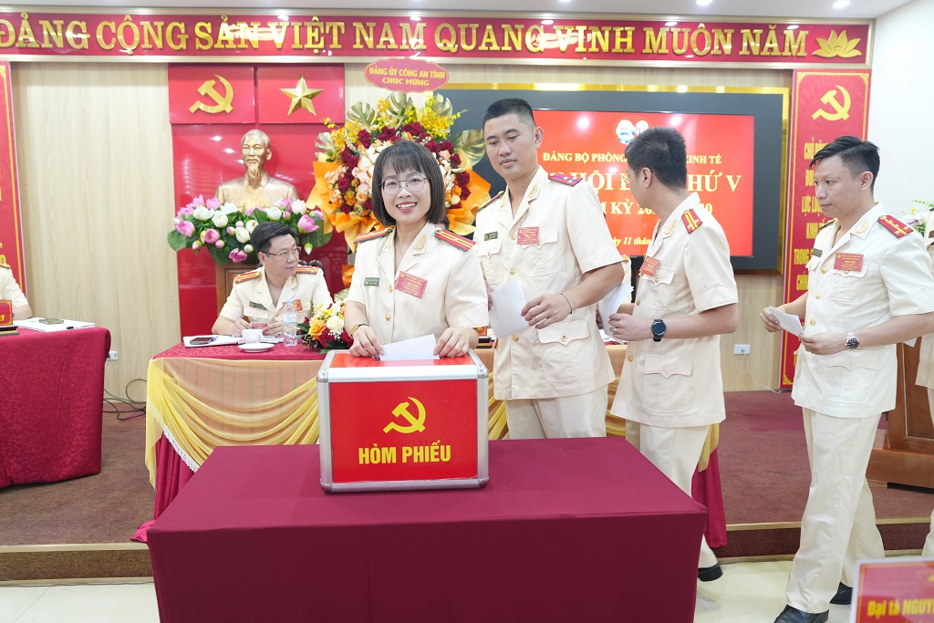 Các đại biểu bỏ phiếu bầu Ban Chấp hành Đảng bộ, nhiệm kỳ 2025 - 2030