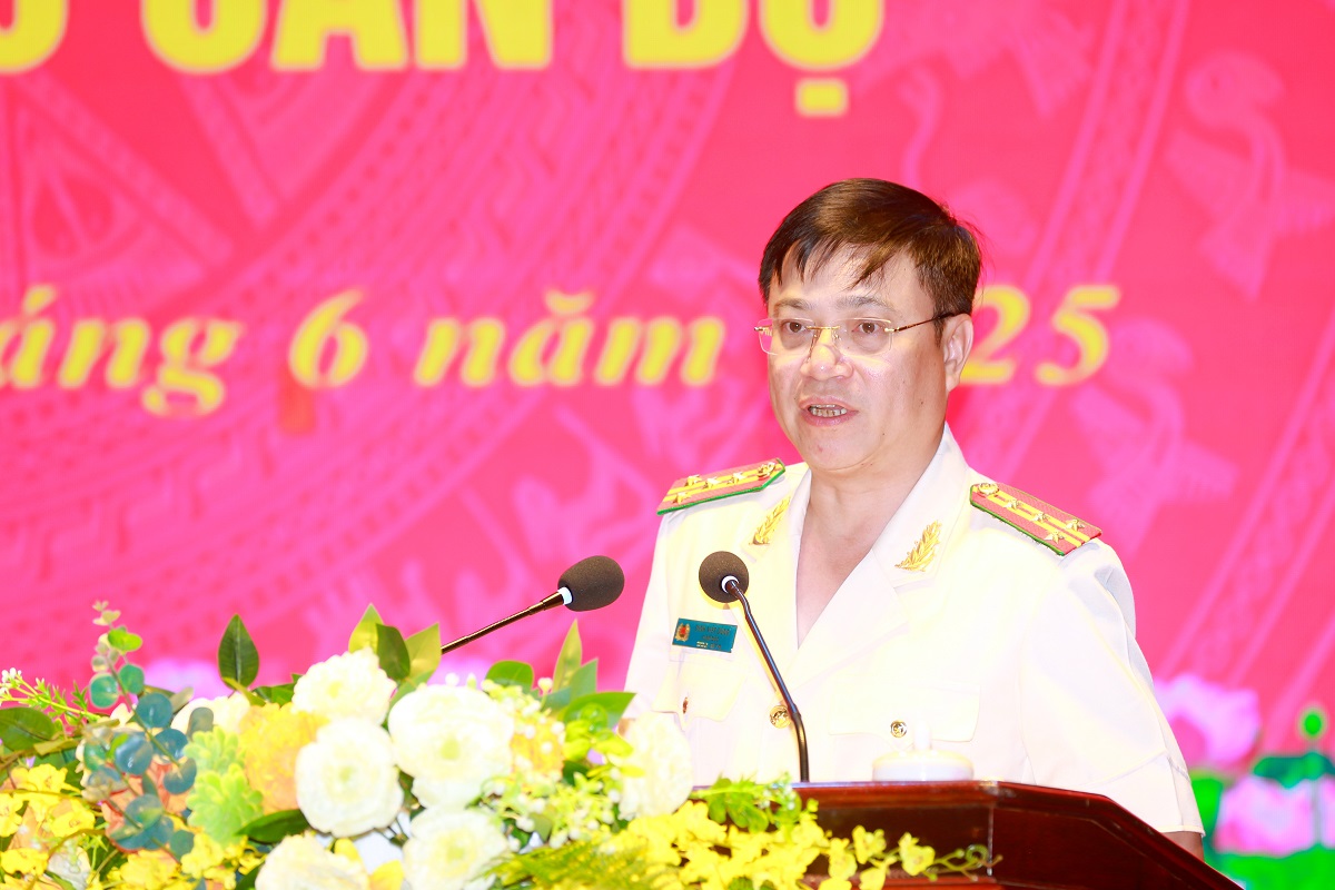 Đồng chí Đinh Việt Dũng, tân Bí thư Đảng ủy, Giám đốc Công an tỉnh Nghệ An phát biểu tại buổi lễ
