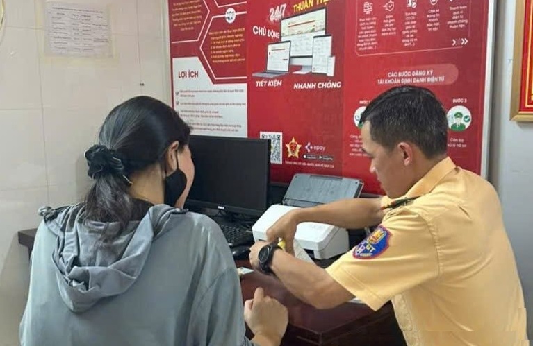Đội CSGT Đường bộ số 5 (Phòng CSGT - Công an tỉnh Nghệ An) lập biên bản xử lý vi phạm đối với người vi phạm