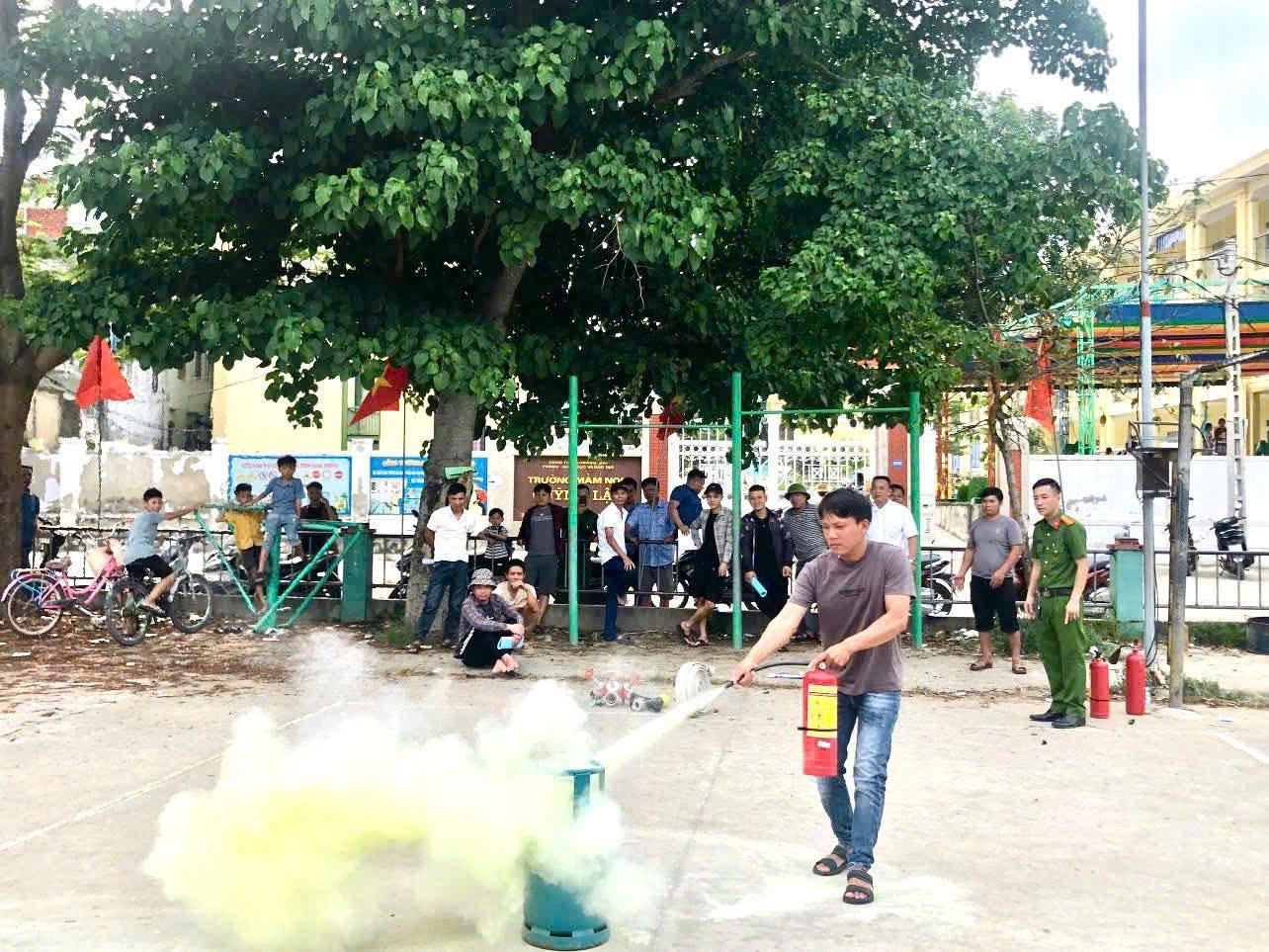 Các chủ tàu thuyền, các cơ sở sản xuất, kinh doanh luyện tập sử dụng  thiết bị chữa cháy tại chỗ