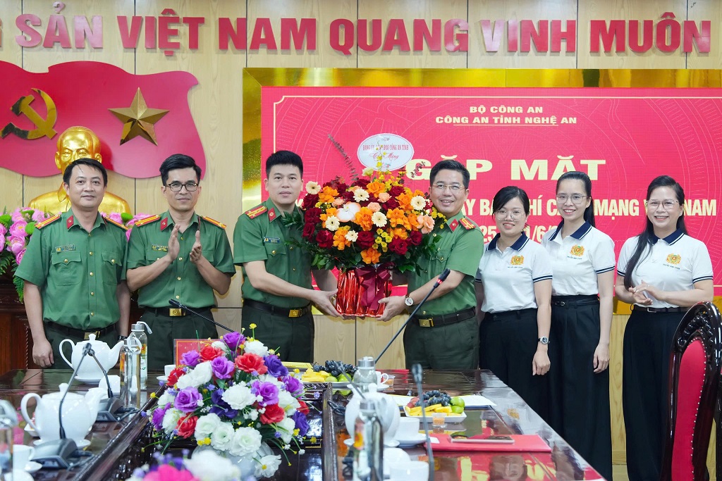 Đồng chí Đại tá Trần Hồng Quang, Phó Bí thư Đảng ủy, Phó Giám đốc Công an tỉnh tặng hoa chúc mừng đội ngũ cán bộ làm công tác tuyên truyền trong Công an Nghệ An
