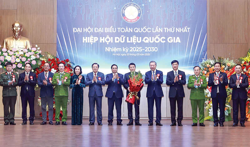 Sáng 22/3/2025, tại Hội trường Bộ Công an, Hiệp hội Dữ liệu Quốc gia chính thức ra mắt và tổ chức thành công Đại hội Đại biểu toàn quốc lần thứ nhất nhiệm kỳ I (2025-2030). Đại hội đã bầu Đại tướng Lương Tam Quang, Ủy viên Bộ Chính trị, Bộ trưởng Bộ Công an giữ chức Chủ tịch Hiệp hội Dữ liệu Quốc gia; Trung tướng Nguyễn Văn Long (nay là Thượng tướng), Thứ trưởng Bộ Công an giữ chức Phó Chủ tịch Thường trực Hiệp hội. (Ảnh: Tổng Bí thư Tô Lâm và Thủ tướng Phạm Minh Chính tặng hoa chúc mừng Ban Thường vụ Hiệp hội Dữ liệu Quốc gia nhiệm kỳ 2025-2030)