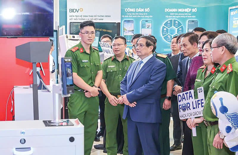 Thủ tướng Phạm Minh Chính tham quan gian trưng bày của Cục Cảnh sát Quản lý hành chính về trật tự xã hội, Bộ Công an tại Ngày hội chuyển đổi số ngành ngân hàng (29/5/2025).