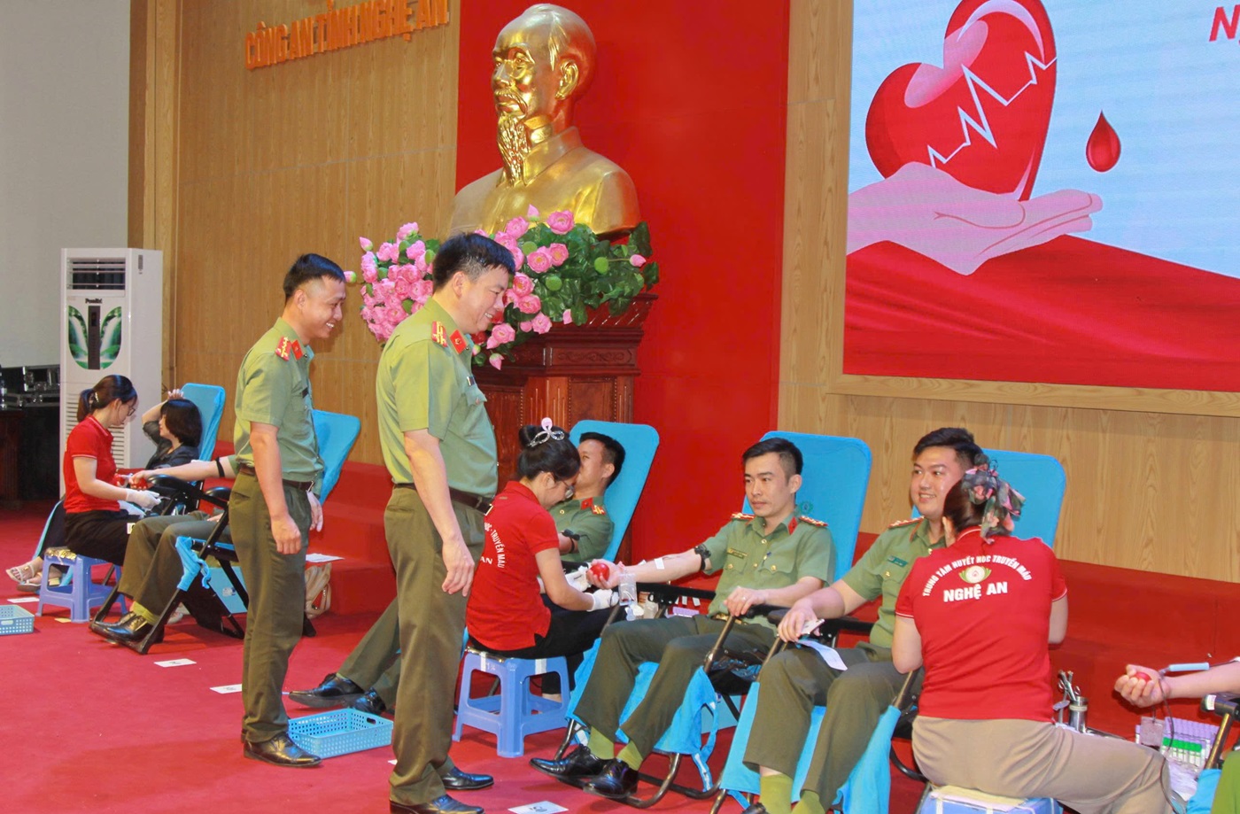 Thượng tá Nguyễn Trọng Khanh - Trưởng phòng Công tác Chính trị động viên CBCS tham gia hiến máu