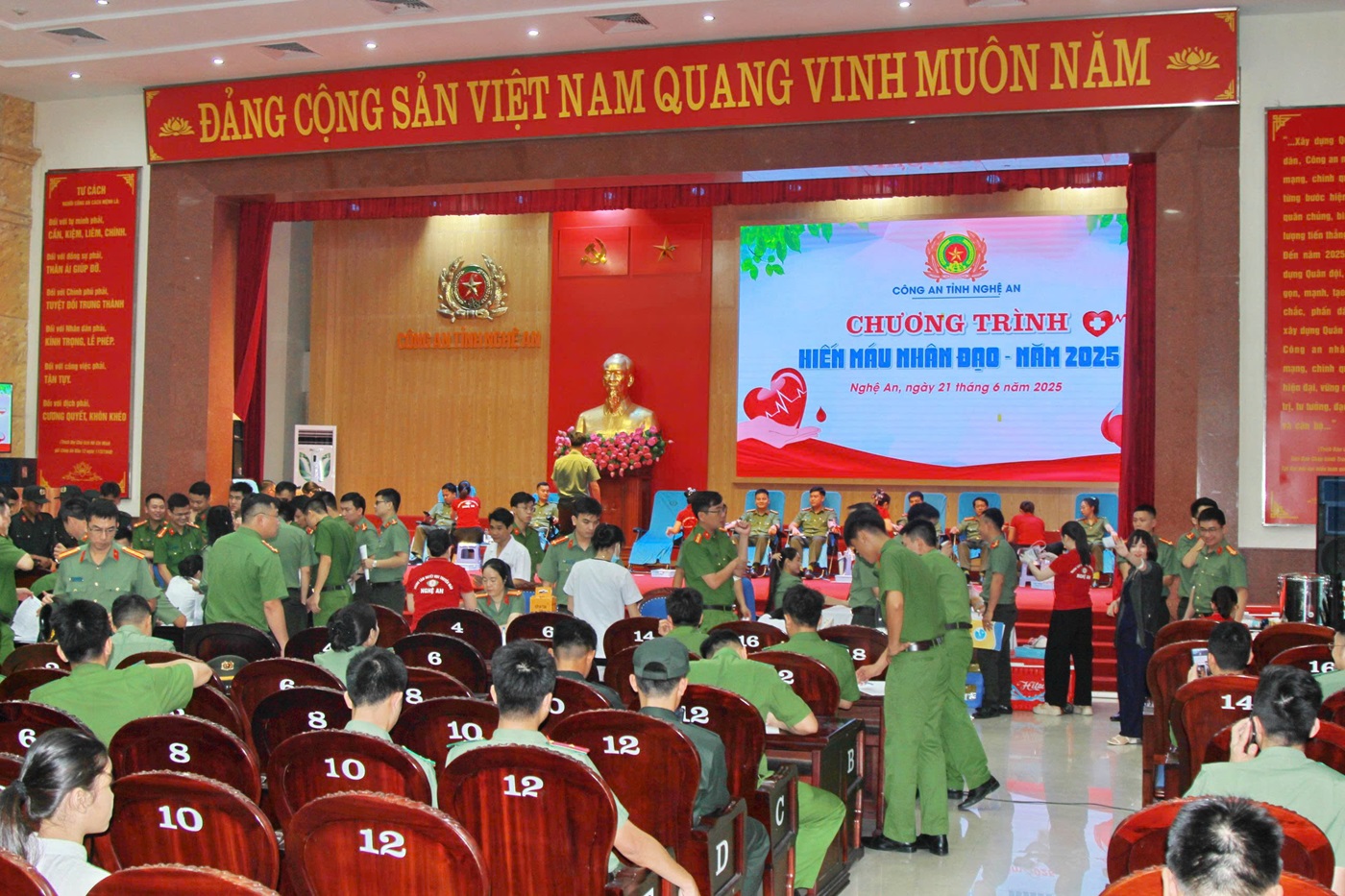 Đông đảo cán bộ, chiến sĩ tham gia hiến máu tình nguyện