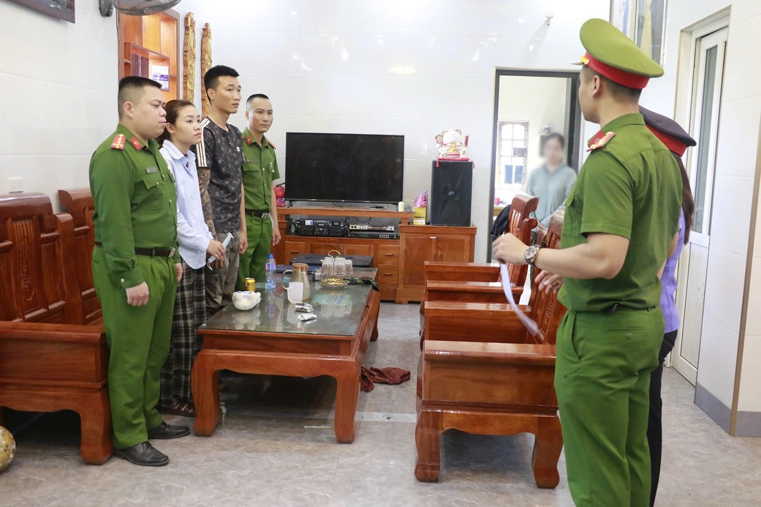 Cơ quan chức năng đọc lệnh khám xét nơi ở của Phan Đình Thịnh và Lê Thị Trà 