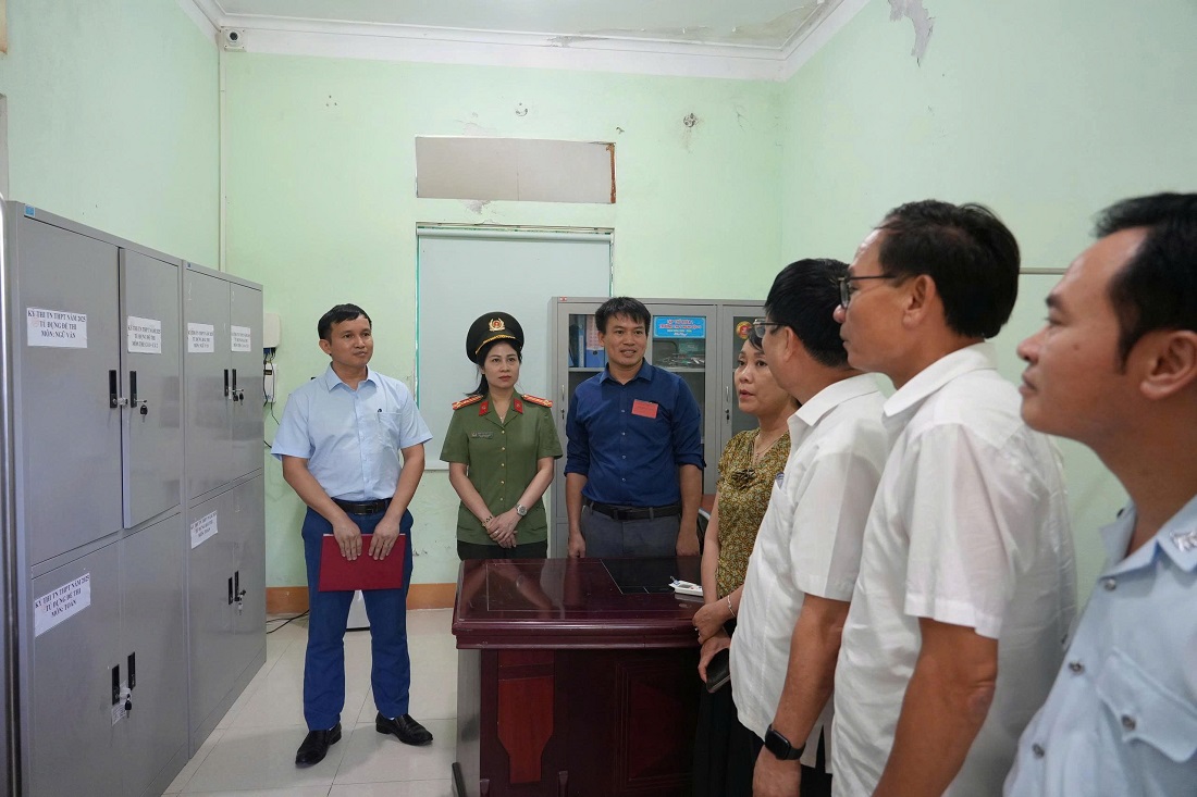 Đoàn công tác  kiểm tra khu vực lưu trữ đề thi, bài thi