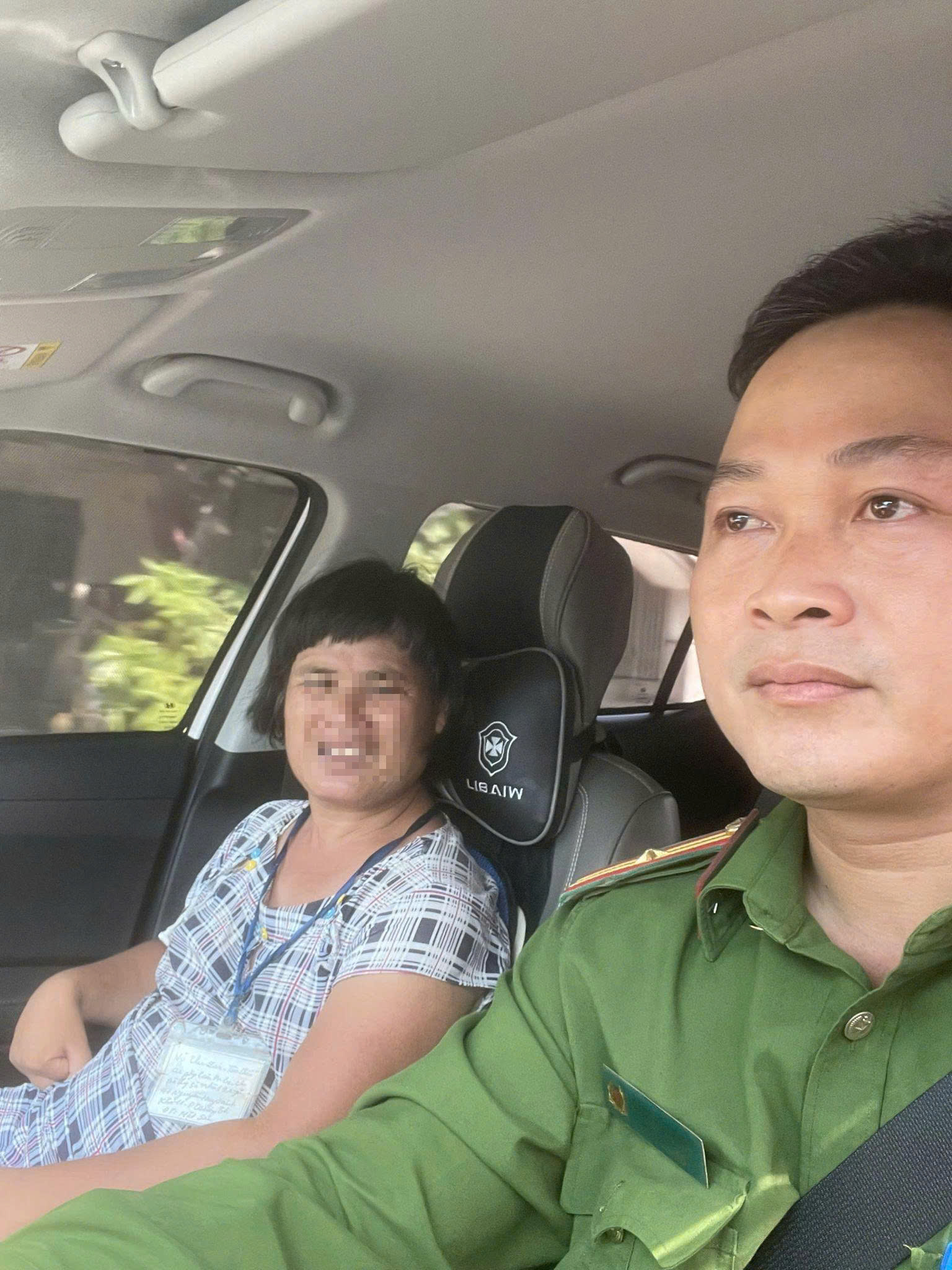 Thiếu tá Đặng Hữu Hạnh, Công an phường Cửa Nam trực tiếp chở người phụ nữ bị lạc về bàn giao cho người thân