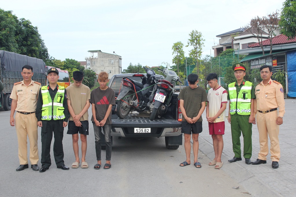 Nhóm thanh, thiếu niên cùng phương tiện tại Cơ quan Công an