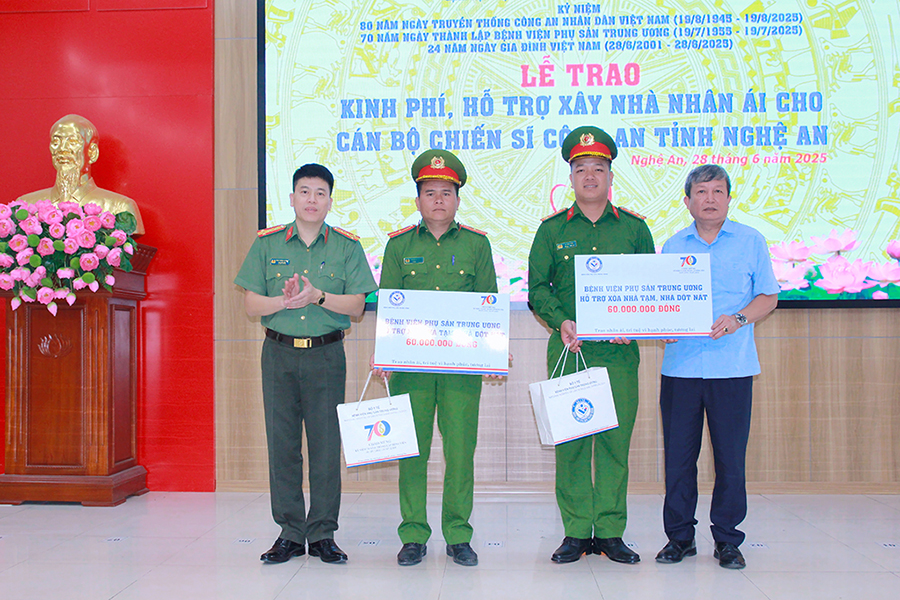 Đại tá Trần Hồng Quang, PGĐ Công an tỉnh Nghệ An cùng Ông Lê Hồng Chương, Phó Giám đốc Bệnh viện phụ sản Trung ương trao kinh phí hỗ trợ xây dựng nhà nhân ái cho Đại úy Vi Văn Hình, cán bộ Công an xã Yên Khê, huyện Con Cuông và Thượng sỹ Moong Văn Khăm, cán bộ Công an xã Keng Đu, huyện Kỳ Sơn