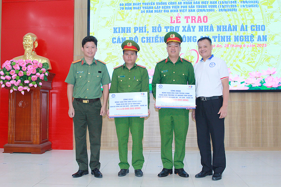 Đại diện Ban thanh niên Công an tỉnh Nghệ An cùng đại diện Công đoàn Bệnh viện phụ sản Trung ương tặng quà hỗ trợ