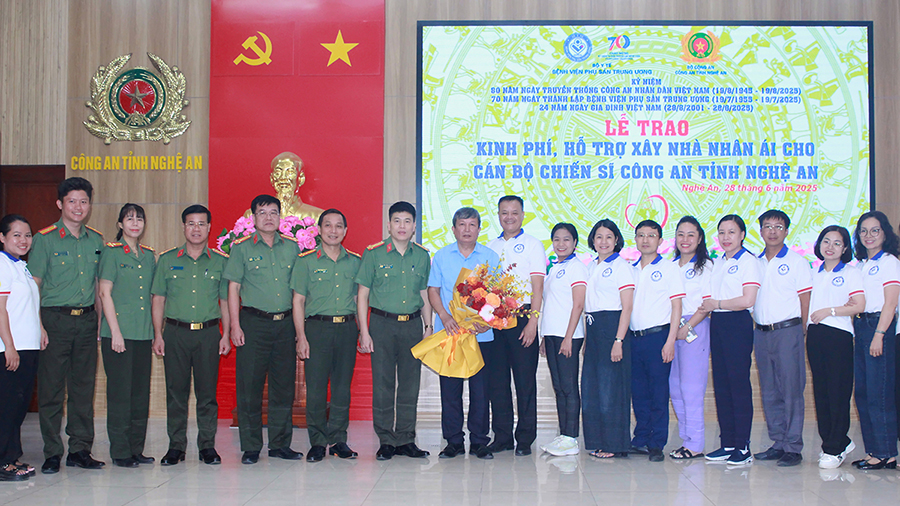 Các đại biểu cùng chụp ảnh lưu niệm
