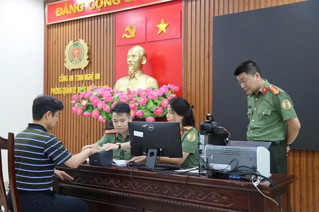 Lãnh đạo Phòng Quản lý Xuất nhập cảnh kiểm tra công tác làm các thủ tục để cấp định danh điện tử cho người nước ngoài