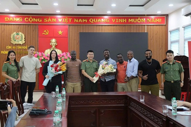 Công an Nghệ An tiếp đón chu đáo, tặng hoa những người nước ngoài đến làm làm thủ tục cấp tài khoản định danh điện tử mức độ 2.