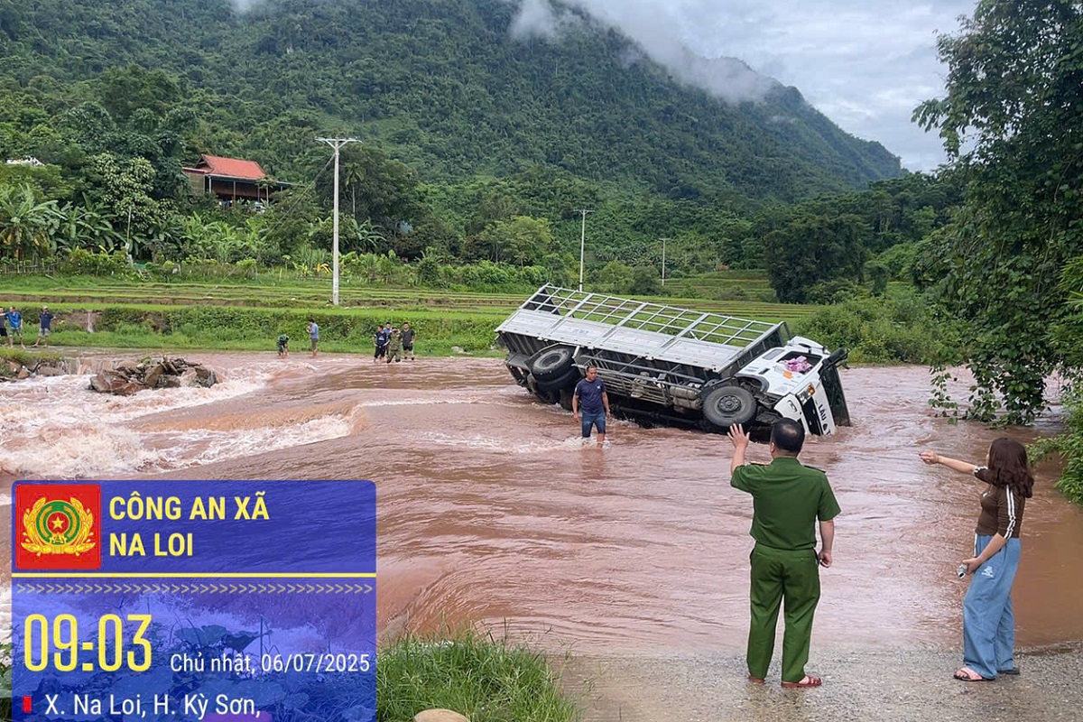 ô tô bị lật nghiêng trong quá trình vượt qua khu vực đường bị nước lũ chia cắt