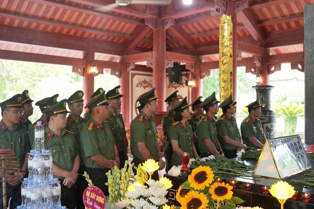 Đoàn đại biểu nghe thuyết minh về 13 chiến sĩ TNXP hi sinh tại Truông Bồn ngày 31/10/1968