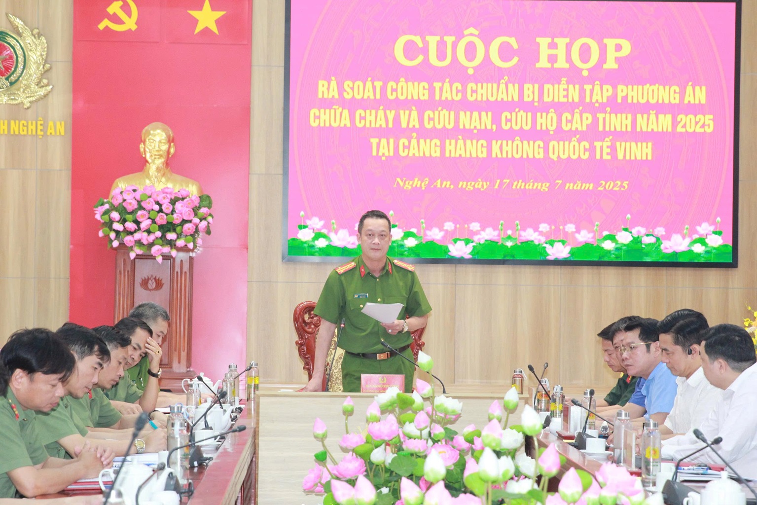Đồng chí Đại tá Nguyễn Đức Cường, Phó Giám đốc Công an tỉnh chủ trì Cuộc họp