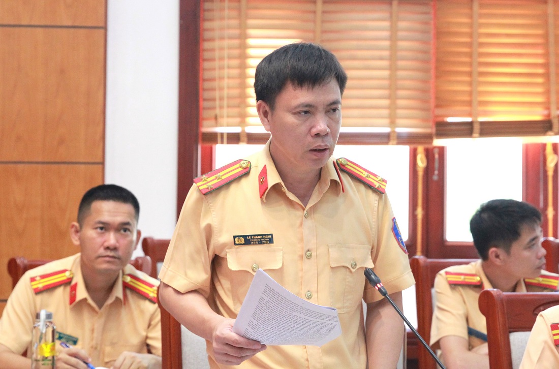Thượng tá Lê Thanh Nghị, Trưởng phòng CSGT trình bày báo cáo kết quả công tác bảo đảm TTATGT 06 tháng đầu năm