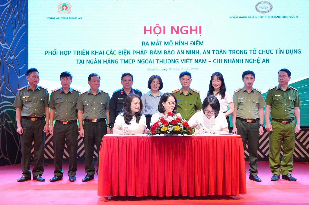 Đại diện các phòng, ban Ngân hàng Vietcombank, chi nhánh Nghệ An ký kết quy chế thực hiện mô hình