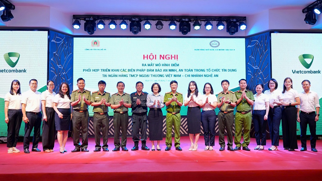 Các đại biểu chụp ảnh lưu niệm 