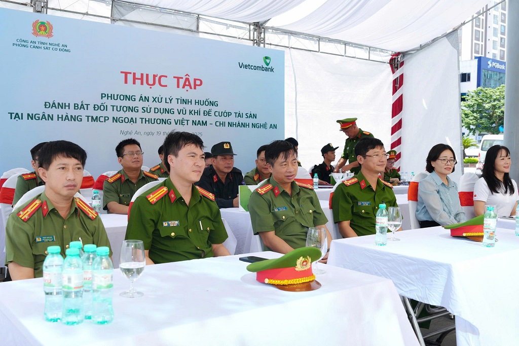 Các đại biểu dự Thực tập phương án xử lý tình huống đánh bắt đối tượng sử dụng vũ khí để cướp tài sản tại Ngân hàng Vietcombank, chi nhánh Nghệ An       