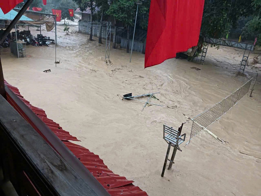 Với tinh thần chủ động, ngay trong đêm, Công an xã Mường Xén đã ứng trực 100% quân số, cán bộ, chiến sĩ giúp người dân di dời tài sản, tổ chức cho người dân đến nơi an toàn