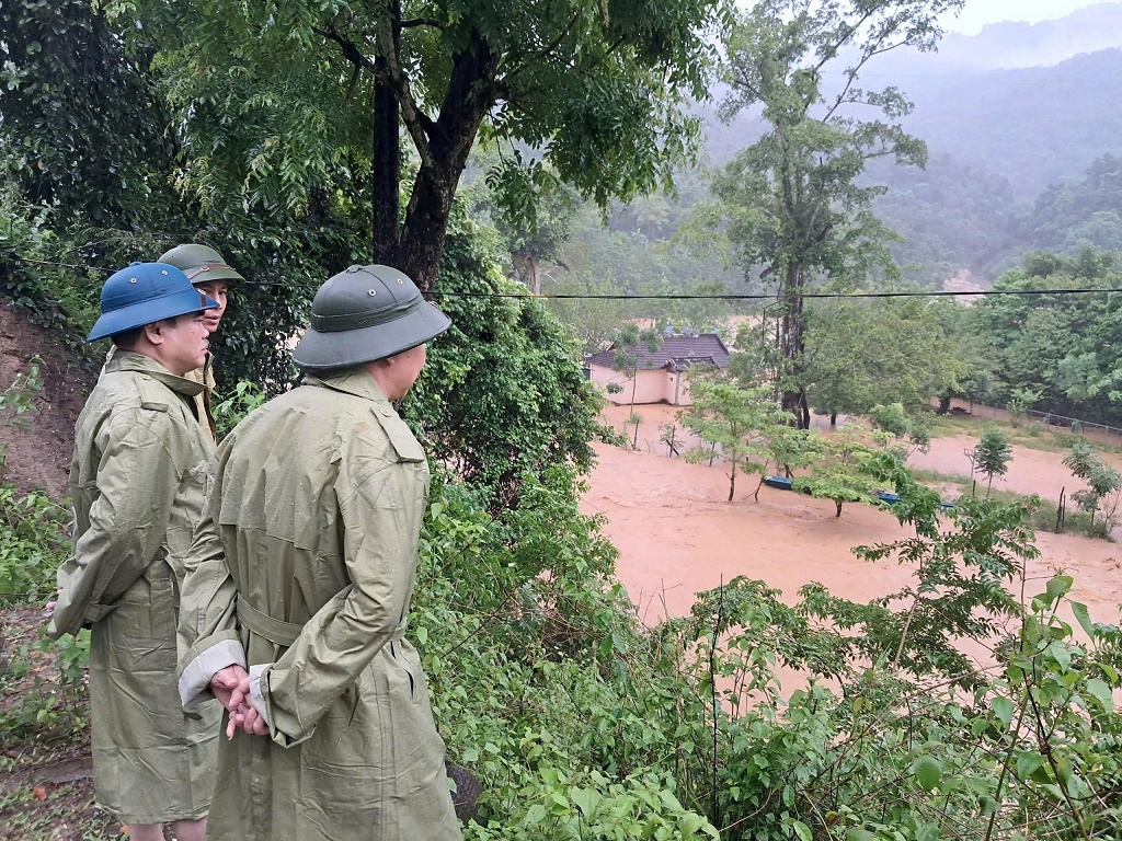 Công an xã Chiêu Lưu cùng chính quyền địa phương và các lực lượng kiểm tra đoạn Quốc lộ 7 đoạn qua xã Chiêu Lưu