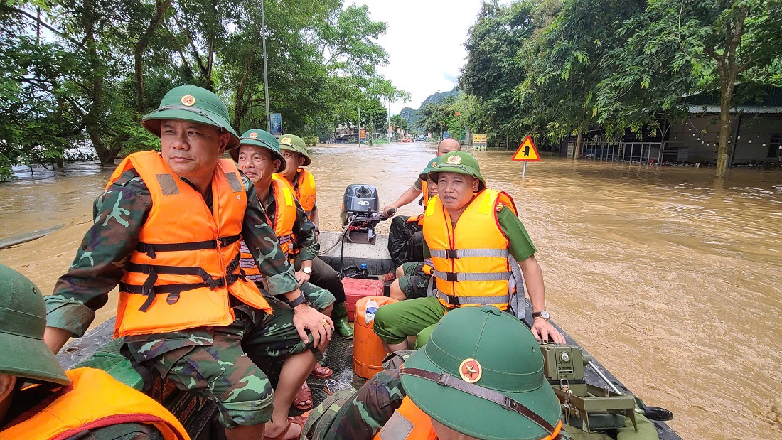 Đồng chí Đại tá Nguyễn Duy Thanh, Phó Giám đốc Công an tỉnh trực tiếp kiểm tra công tác phòng, chống bão tại xã Con Cuông