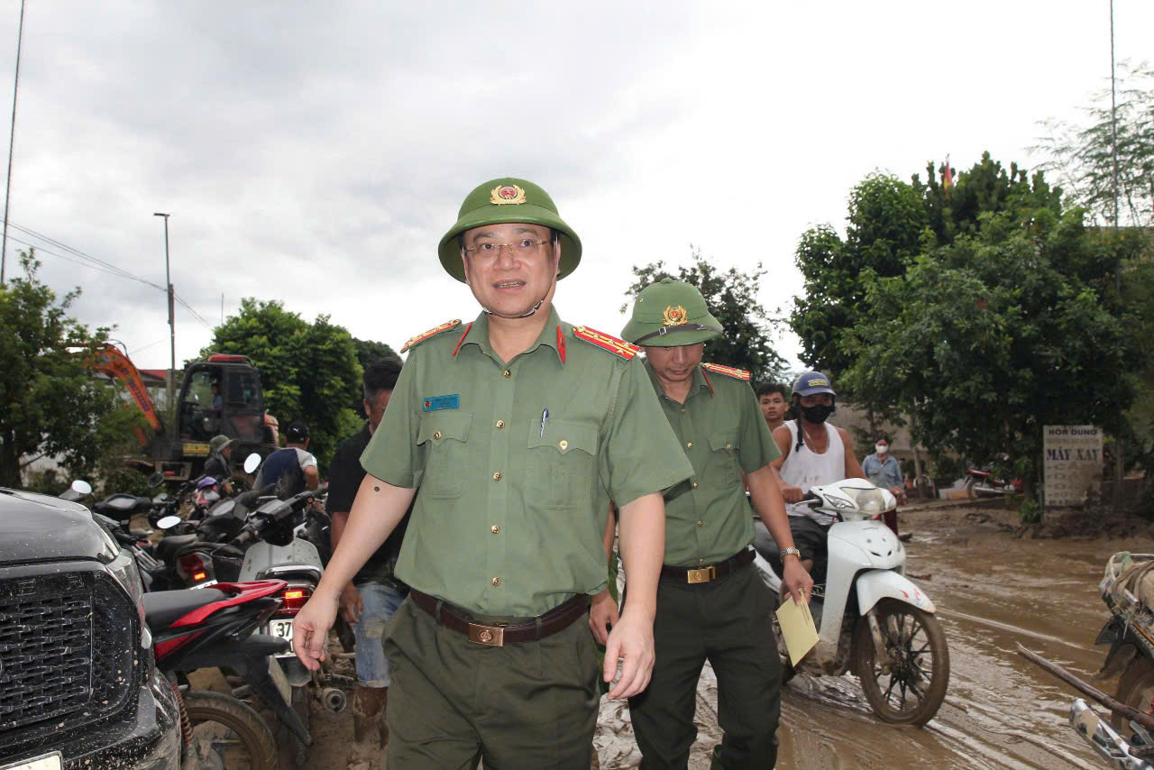 Đại tá Đinh Việt Dũng, Ủy viên BTV Tỉnh ủy, Bí thư Đảng ủy, Giám đốc Công an tỉnh trực tiếp xuống kiểm tra công tác giúp dân khắc phục hậu quả mưa lũ tại xã Con Cuông