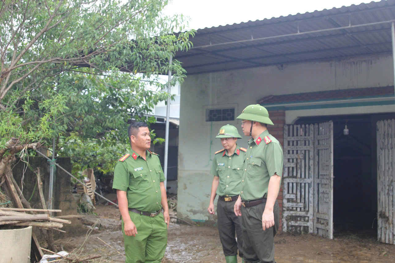 Đại tá Đinh Việt Dũng, Ủy viên BTV Tỉnh ủy, Bí thư Đảng ủy, Giám đốc Công an tỉn chỉ đạo lực lượng Công an xã hỗ trợ người dân khắc phục hậu quả mưa lũ