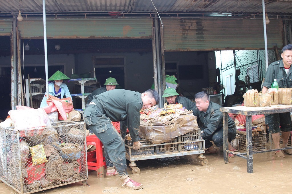 Cán bộ, chiến sỹ khẩn trương hỗ trợ người dân xã Tương Dương khắc phục hậu quả để vớt vát các tài sản bị thiệt hại