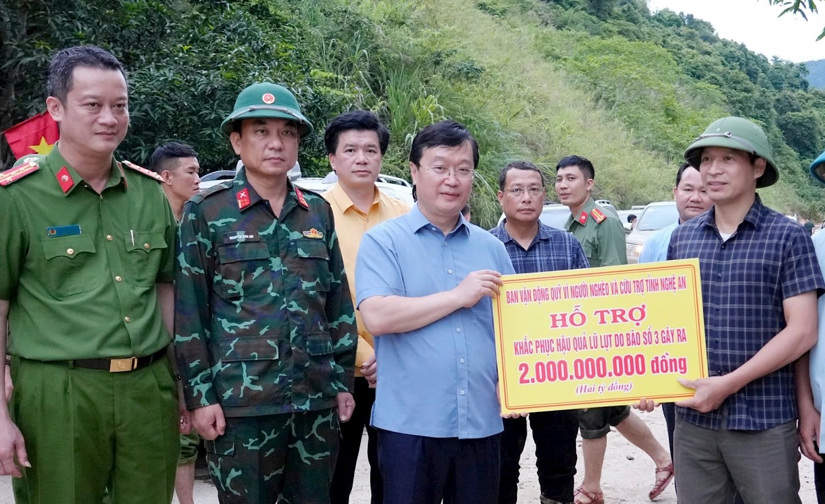 Bí thư Tỉnh ủy Nguyễn Đức Trung đã trao tặng 2 tỷ đồng của Ban vận động quỹ vì người nghèo và cứu trợ tỉnh Nghệ An cho xã Chiêu Lưu