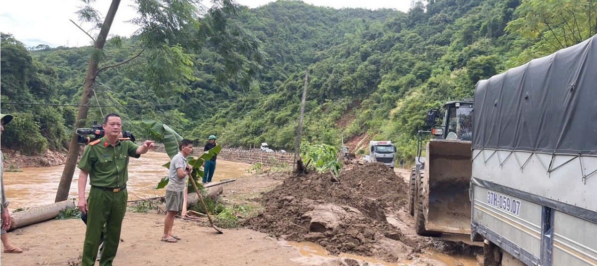 Đồng chí Phó Giám đốc chỉ đạo nhanh chóng bố trí, triển khai lực lượng dọn dẹp nhà cửa, nạo vét bùn đất hỗ trợ người dân