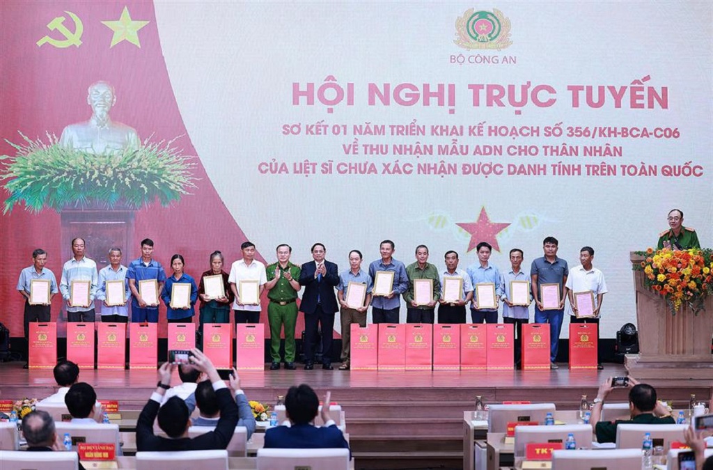 Thủ tướng Phạm Minh Chính và Thứ trưởng Nguyễn Văn Long trao kết quả danh tính liệt sĩ và quà tặng tới đại diện gia đình các liệt sĩ.