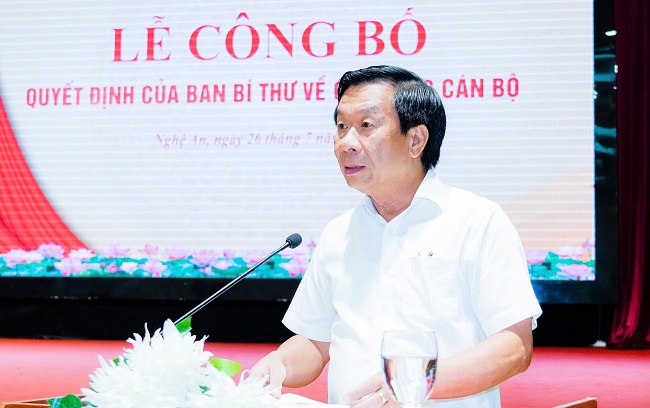Đồng chí Lê Đức Cường - Ủy viên Ban Thường vụ, Trưởng ban Tổ chức Tỉnh ủy công bố quyết định của Ban Bí thư Trung ương Đảng