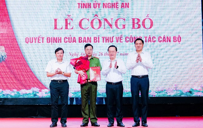 Các đồng chí Thường trực Tỉnh ủy tặng hoa, chúc mừng đồng chí Đại tá Đinh Việt Dũng - Ủy viên Ban Thường vụ Tỉnh ủy, Giám đốc Công an tỉnh.