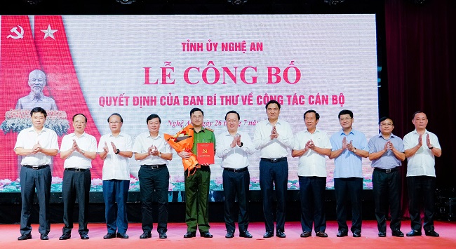 Các đồng chí Ủy viên Ban Thường vụ Tỉnh ủy tặng hoa, chúc mừng đồng chí Đại tá Đinh Việt Dũng - Ủy viên Ban Thường vụ Tỉnh ủy, Giám đốc Công an tỉnh.