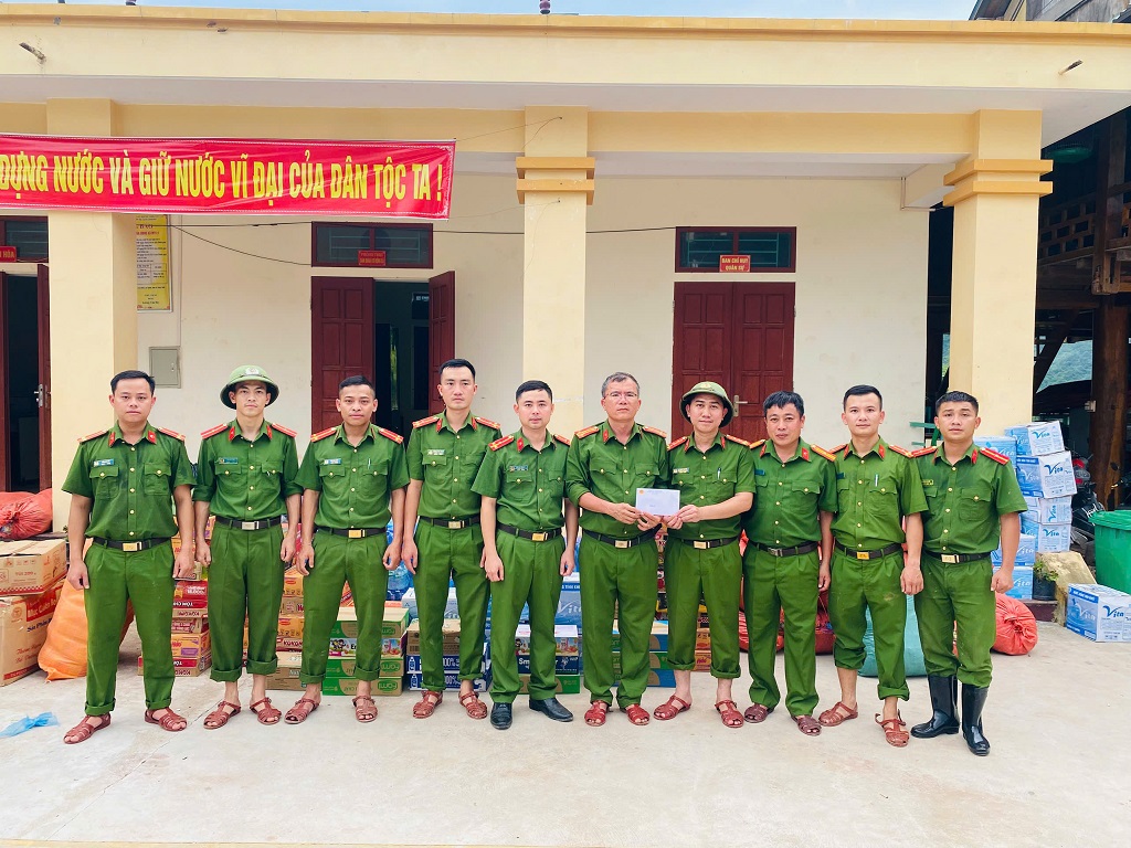 Công an xã Huồi Tụ trao các suất quà (tiền mặt) và các nhu yếu phẩm cho Công an xã và Nhân dân xã Mỹ Lý
