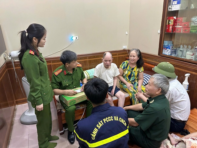 Từng món quà nhỏ mang theo lòng biết ơn chân thành tới những người đã góp phần giữ gìn độc lập, hòa bình cho dân tộc)