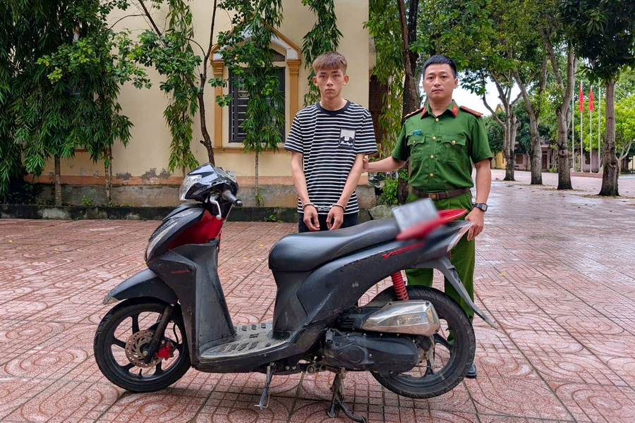 Đối tượng Nguyễn Văn Chương cùng tang vật vụ án Công an xã Phúc Lộc tạm giữ