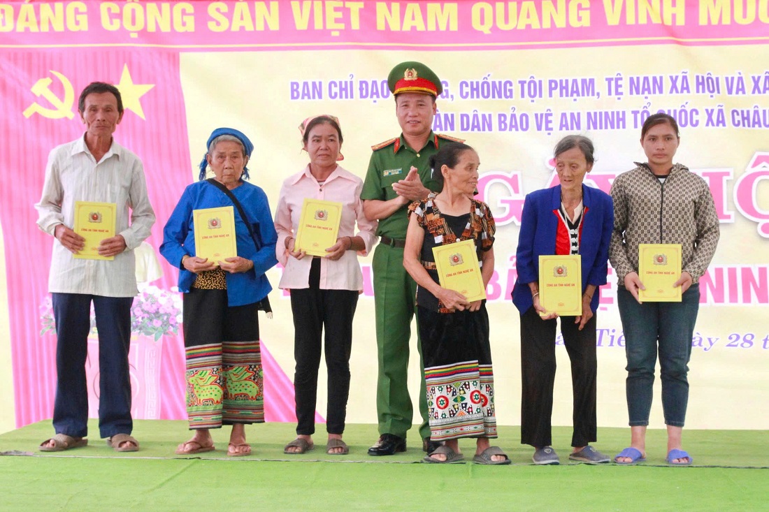 Đại tá Nguyễn Duy Thanh, Phó Giám đốc Công an tỉnh khen thưởng các tập thể, cá nhân có thành tích xuất sắc trong phong trào toàn dân bảo vệ ANTQ năm 2024 và 6 tháng đầu năm 2025