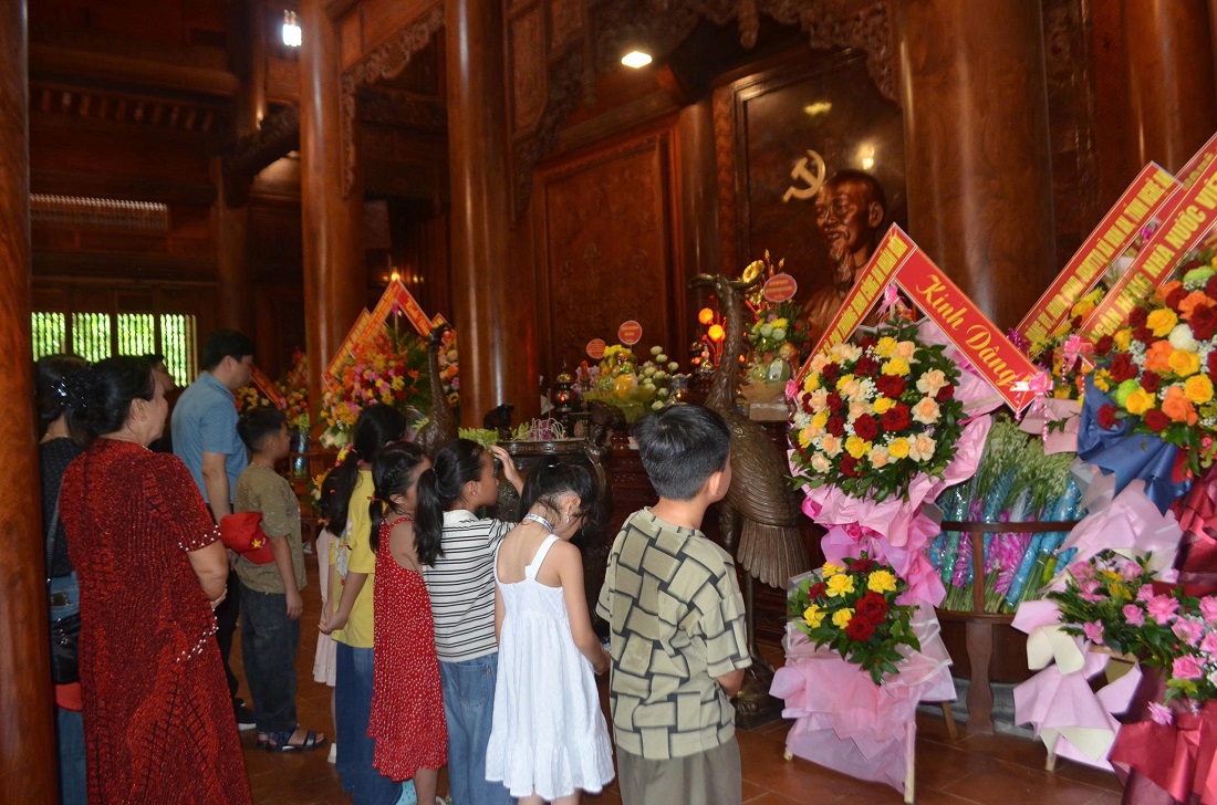Đại diện Cục Tổ chức cán bộ, Bộ Công an dâng hoa lên anh linh Chủ tịch Hồ Chí Minh Đoàn bày tỏ lòng thành kính và biết ơn vô hạn công lao to lớn của Chủ tịch Hồ Chí Minh